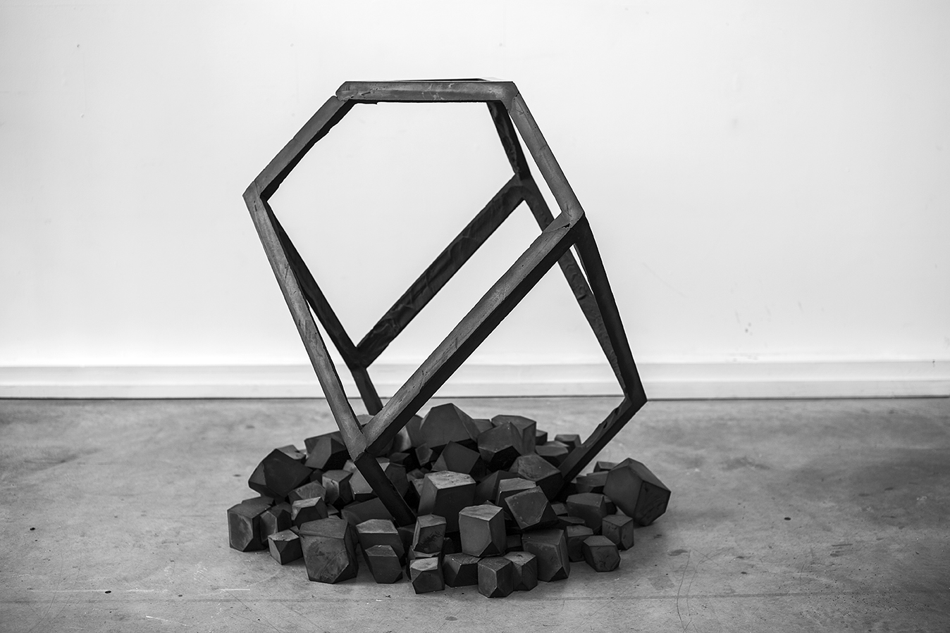 Grand élément noir sur tertre, plâtre et oxyde de fer, 113 x 97 x 97 cm, 2015_2017